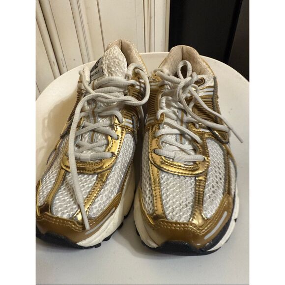 Nike Women's White Metallic Gold Zoom Vomero 5 Athletic Sneakers Size 9 - Picture 1 of 13